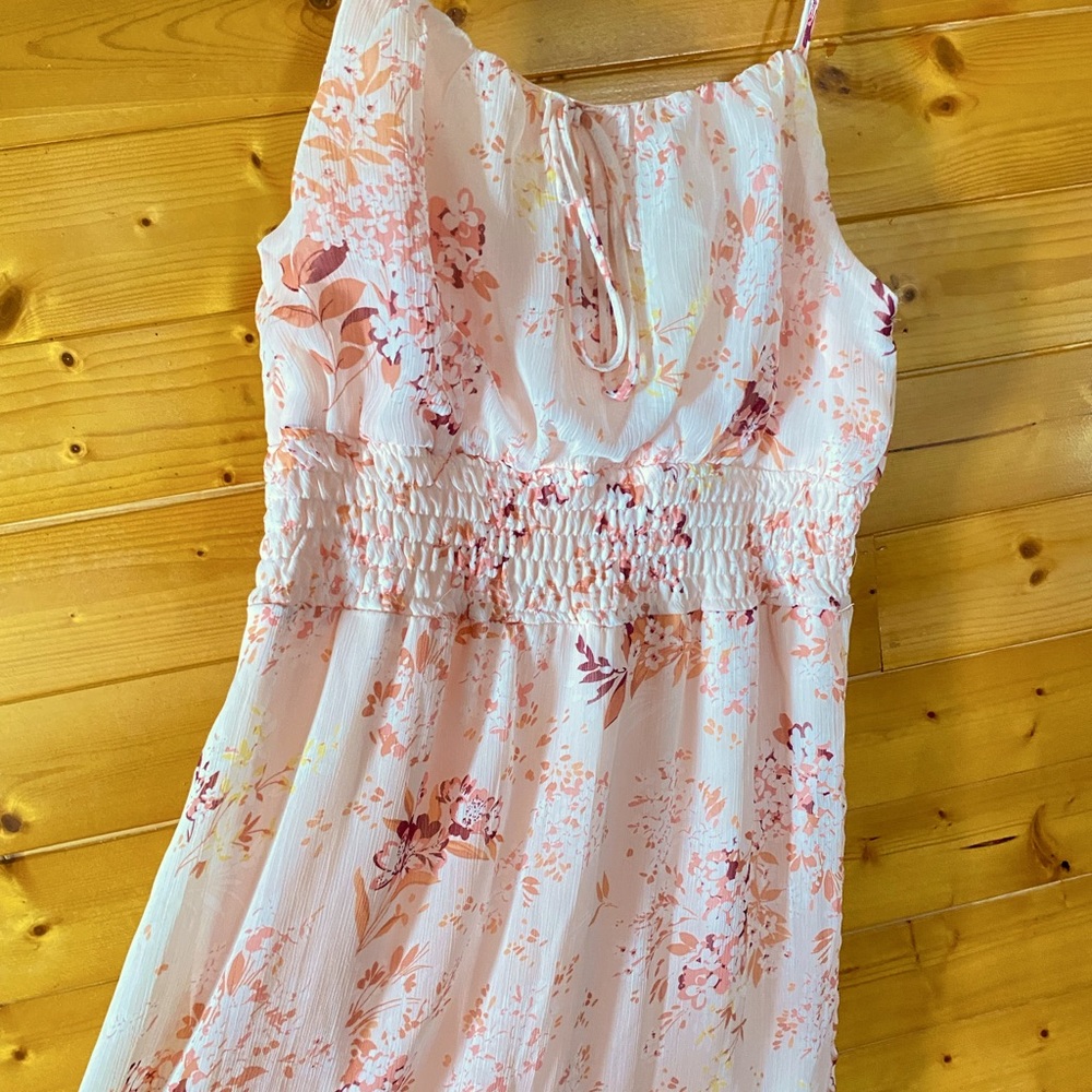Cute floral maxi dress perfect for springtime.